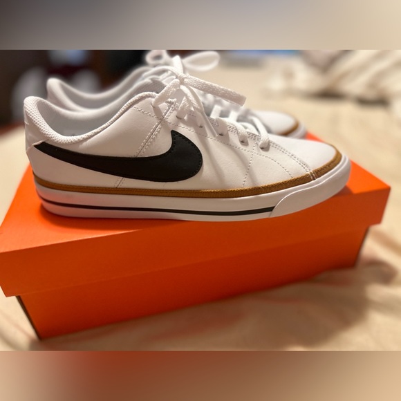 Nike sneakers. Court legacy boys 6.5/women 8. They are too big, never worn. - Picture 1 of 5